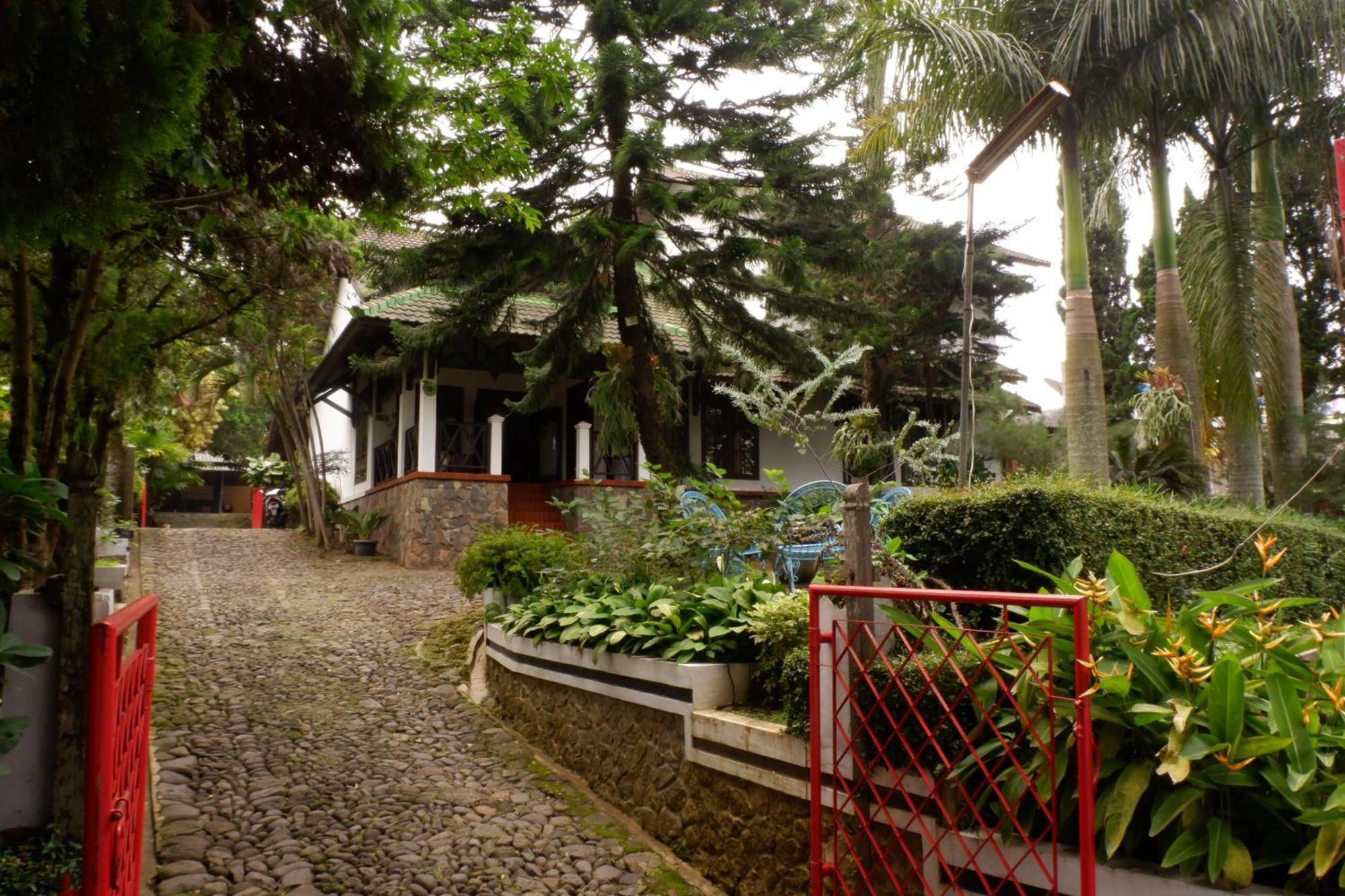 Cemara'S Homestay Batu  Extérieur photo